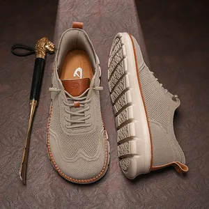 Vue détaillée de chaussures pieds nus beiges à bout large pour hommes avec motif Brogue