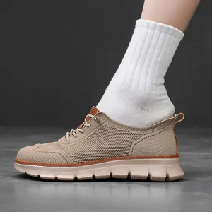 Vue détaillée des chaussures de randonnée pieds nus en maille beige pour hommes.