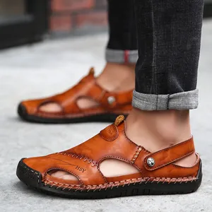 Detalle de primer plano de sandalias de cuero marrón para hombre con diseño transpirable.