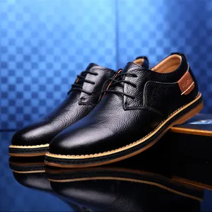Nahaufnahme schwarzer Herrenschuhe aus genarbtem Leder mit handgenähten Details