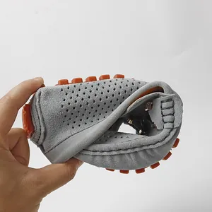 Flexibele grijze suède geperforeerde loafers voor heren tonen extreme zachtheid aan