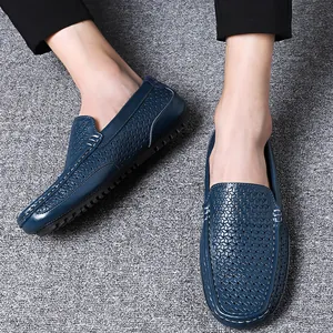 Detailaufnahme der blauen perforierten Leder-Loafer für Herren mit Handnahtdetails