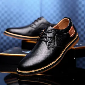 Nahaufnahme von schwarzen Herren-Lederschuhen mit eleganten braunen Akzenten