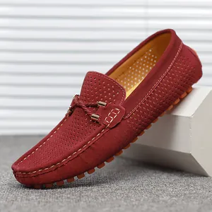 Rode suède geperforeerde loafers voor heren met casual knoopdetail en ademend