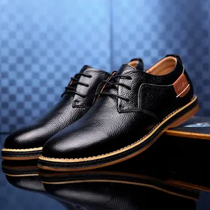 Nahaufnahme von schwarzen Herren-Lederschuhen mit Narbenleder und Handnaht.