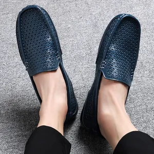 Nahaufnahme der blauen Herren-Loafer aus geflochtenem Leder mit atmungsaktivem Hohlmustermotiv