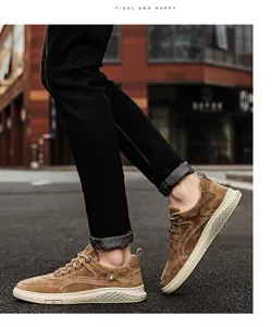 Vue détaillée de chaussures décontractées en cuir marron pour hommes en milieu urbain.