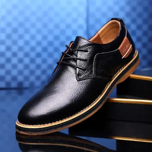 Detailansicht eines schwarzen Herren-Businessschuhs aus genarbtem Leder mit brauner Gummisohle