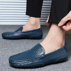 Detaillierte Ansicht der marineblauen perforierten Leder-Loafers für Herren am Fuß