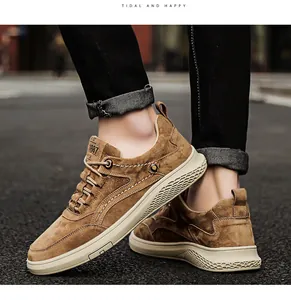 Gros plan de chaussures décontractées pour hommes en cuir marron au design respirant