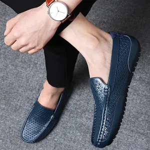 Detailansicht der dunkelblauen Herren-Leder-Loafer mit Perforation für Freizeit