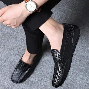 Nahaufnahme von schwarzen Herren-Slippern aus echtem Leder mit Lochmuster und Handnaht.