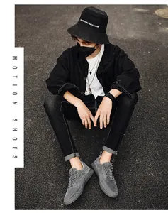 Vue détaillée de chaussures de loisirs grises élégantes pour hommes en style streetwear