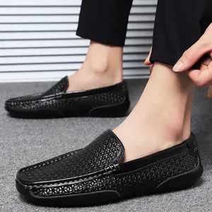 Detaillierte Makroaufnahme schwarzer geflochtener Leder-Loafer mit Textur