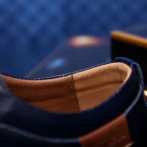 Nahaufnahme des handgenähten Lederkragens an einem marineblauen Herren-Business-Casual-Schuh