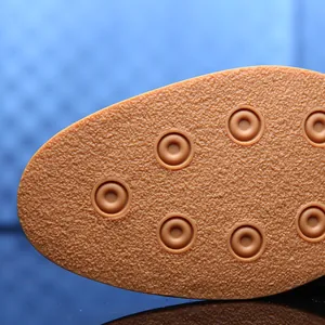 Detailaufnahme der rutschfesten Gummisohle für Chelsea-Herrenschuhe aus Leder