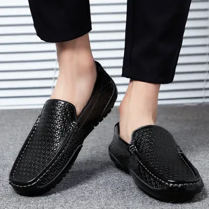 Detailansicht schwarzer Herren-Loafer aus Leder mit atmungsaktivem, gewebtem Design