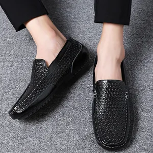 Detailansicht von schwarzen geflochtenen Leder-Loafers für Herren mit Kontrastnähten