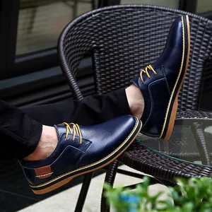 Detailansicht der dunkelblauen Lederschuhe mit gelben Schnürsenkeln und Nähten.