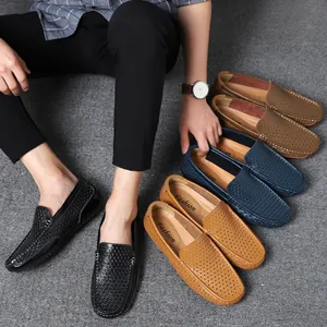 Detailansicht der handgefertigten Herren-Loafer aus perforiertem Leder in Farben