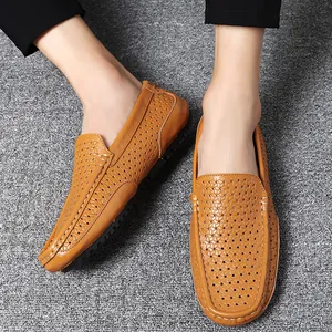 Nahaufnahme von braunen Herren-Loafers aus Leder mit handgefertigten Nähten am Fuß.