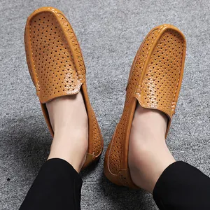 Nahaufnahme von braunen Herren-Leder-Loafers mit Lochmuster und feinen Handnähten.