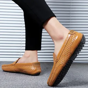 Detail der braunen Herren-Leder-Loafer mit perforiertem Design und Gummisohle