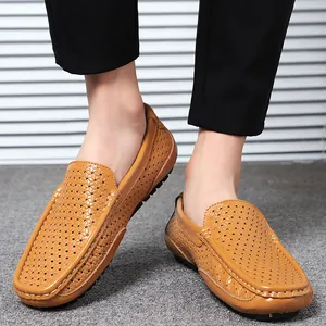 Detailaufnahme brauner perforierter Leder-Loafer mit gewebter Textur und Nähten