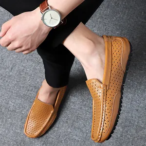 Nahaufnahme von atmungsaktiven gelben Herren-Loafers aus Leder mit Handnähten