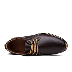 Vogelperspektive dunkelbrauner Leder-Business-Schuh mit hellbraunen Schnürsenkeln und Naht