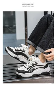 Detailweergave van zwart-witte ademende chunky sneakers voor heren op een zwarte bank
