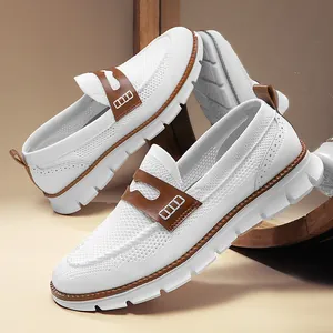 Detalle macro de mocasines de malla transpirable blanca con elegantes correas de cuero.