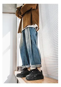 Detailweergave van stijlvolle zwarte ademende chunky sneakers in straatstijl