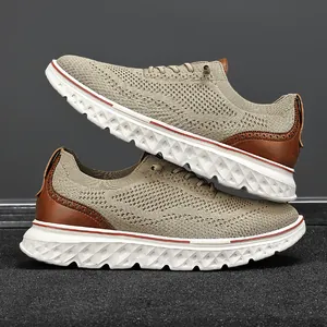 Leichte khakifarbene Flyknit-Freizeitschuhe für Herren mit dicken weißen Profilsohlen.