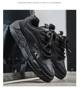 Close-up van zwarte chunky sneakers met dikke zolen en getextureerde stiksel details