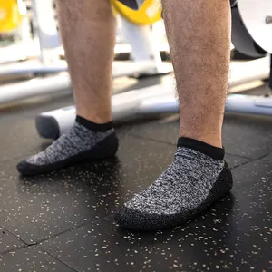 Detaillierte Ansicht der leichten, gemusterten Barfuß-Socken-Schuhe während eines Fitnesstrainings