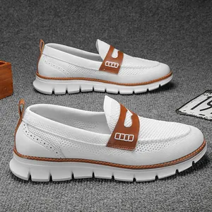Primer plano de mocasines de malla transpirable blancos para hombre con detalles marrones