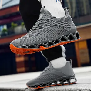 Ademende hardloopschoenen voor heren met oranje blade-zolen en fly-knit bovenwerk