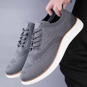 Chaussures de marche grises respirantes en maille pour homme avec semelles blanches