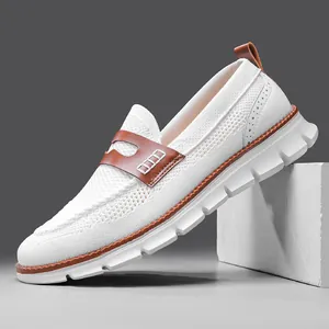 Vista detallada de mocasines blancos transpirables para hombre con detalles en cuero
