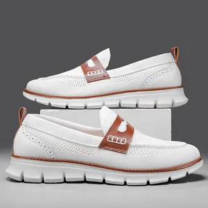 Detalle de zapatillas de malla blanca transpirable con detalles en cuero marrón y suela.