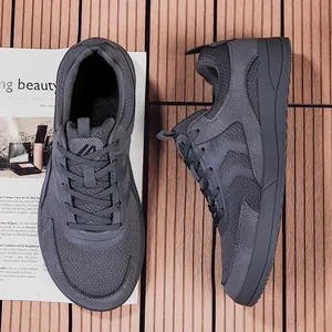Bovenaanzicht van grijze wandelsneakers voor heren met brede neus en mesh voering