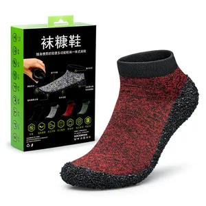 Rote Strick-Barfuß-Socken-Schuhe mit Verkaufsverpackung