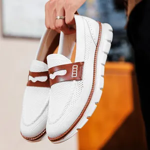 Primer plano de mocasines blancos de punto transpirable para hombre con piel marrón