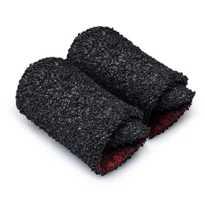 Detailansicht der gerollten schwarzen Barfuß-Socken-Schuhe mit rotem Futter