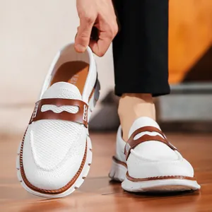 Primer plano de mocasines de malla blanca transpirable con elegante correa de cuero marrón