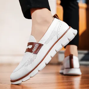 Vista detallada de zapatillas blancas transpirables para hombre con elegantes detalles de cuero