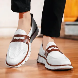 Primer plano de mocasines de malla blanca para hombre con detalle de correa marrón