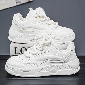Witte chunky sneakers met dikke zolen en stijlvol ontwerp voor dames en heren.