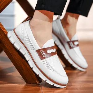 Detalle de mocasines de malla blanca transpirable con detalles en cuero marrón hombre